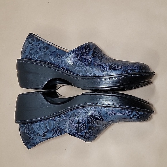 Bass, 8.5 Med. "Sheena" Clogs, Navy Blue Embossed / Tooled Paisley Design, NWOT! - Picture 7 of 8